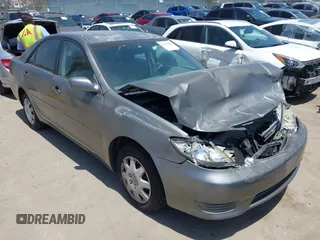 2005 Toyota Camry STD z VIN 4T1BE32K15U528605, wystawiony jako IAAI lot #42336709 z przebiegiem 112 670 mil mil oraz . Historia ofert i sprzedaży dostępna na DreamBid. Obrazek 1.