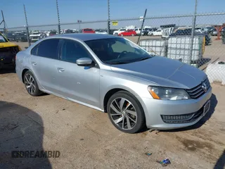 2014 Volkswagen Passat Wolfsburg Edition z VIN 1VWAS7A39EC068493, wystawiony jako IAAI lot #42225256 z przebiegiem 183 853 mil mil oraz . Historia ofert i sprzedaży dostępna na DreamBid. Obrazek 1.