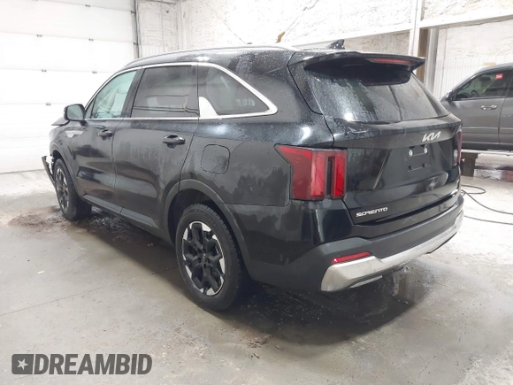 2024 Kia Sorento S z VIN 5XYRLDJC9RG261052, wystawiony jako IAAI lot #42282236 z przebiegiem 23 620 mil mil oraz . Historia ofert i sprzedaży dostępna na DreamBid. Obrazek 3.