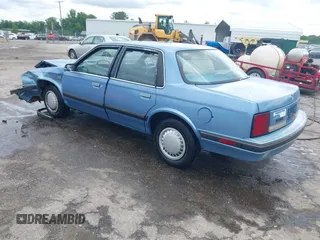 1989 Oldsmobile Cutlass Ciera z VIN 1G3AJ51W9KG311048, wystawiony jako IAAI lot #42259713 z przebiegiem 73 178 mil mil oraz . Historia ofert i sprzedaży dostępna na DreamBid. Obrazek 3.