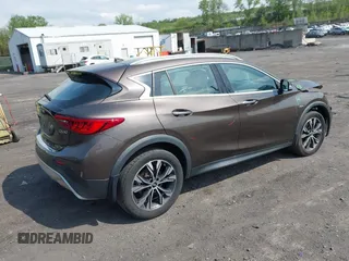 2018 Infiniti QX30 Premium z VIN SJKCH5CR0JA051889, wystawiony jako IAAI lot #42234392 z przebiegiem 104 095 mil mil oraz . Historia ofert i sprzedaży dostępna na DreamBid. Obrazek 4.