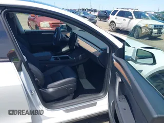 2023 Tesla Model Y Long Range z VIN 7SAYGDEE9PF753051, wystawiony jako IAAI lot #39615839 z przebiegiem Nie podano mil oraz . Historia ofert i sprzedaży dostępna na DreamBid. Obrazek 5.