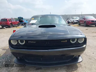 2016 Dodge Challenger R/T Scat Pack z VIN 2C3CDZFJ3GH334930, wystawiony jako IAAI lot #41872373 z przebiegiem 146 937 mil mil oraz . Historia ofert i sprzedaży dostępna na DreamBid. Obrazek 13.
