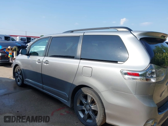 2015 Toyota Sienna SE с VIN 5TDXK3DC8FS665488, выставлен на аукционе IAAI как лот 42398692 с пробегом 110 446 миль миль и . История ставок и продаж доступна на DreamBid. Изображение 14.