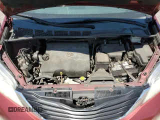 2014 Toyota Sienna LE AAS z VIN 5TDKK3DC6ES497651, wystawiony jako Copart lot #53358245 z przebiegiem 233 102 mil mil oraz Szkody całkowita. Historia ofert i sprzedaży dostępna na DreamBid. Obrazek 12.