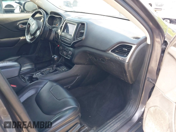 2019 Jeep Cherokee Latitude Plus z VIN 1C4PJLLB5KD184826, wystawiony jako IAAI lot #42321549 z przebiegiem 211 830 mil mil oraz . Historia ofert i sprzedaży dostępna na DreamBid. Obrazek 5.
