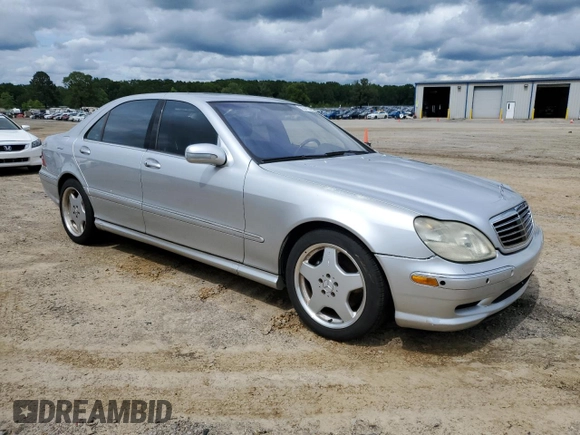 2002 Mercedes-Benz S 500 z VIN WDBNG75JX2A237991, wystawiony jako Copart lot #58341265 z przebiegiem Nie podano mil oraz Szkoda całkowita • Salvage title. Historia ofert i sprzedaży dostępna na DreamBid. Obrazek 4.