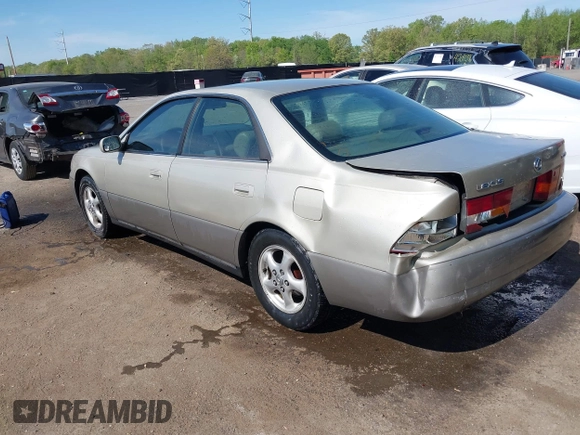 1998 Lexus ES 300 Luxury Sport Sdn with VIN JT8BF28G1W5049917, listed as a IAAI auction lot 42093778 with 331,253 mi miles. Bid and sale history available at carsss.com. Image 3.
