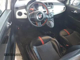 2015 FIAT 500e z VIN 3C3CFFGE2FT503321, wystawiony jako Copart lot #62170495 z przebiegiem 61 091 mil mil oraz Czysty tytuł • Clean title. Historia ofert i sprzedaży dostępna na DreamBid. Obrazek 8.