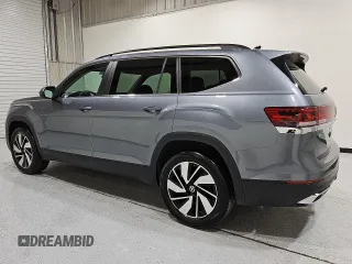 2024 Volkswagen Atlas SE z VIN 1V2WR2CA3RC534264, wystawiony jako Copart lot #55703905 z przebiegiem 43 307 mil mil oraz Czysty tytuł • Clean title. Historia ofert i sprzedaży dostępna na DreamBid. Obrazek 2.