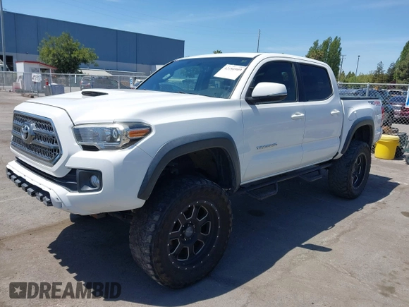 2017 Toyota Tacoma SR5 z VIN 3TMCZ5AN7HM095515, wystawiony jako IAAI lot #42150909 z przebiegiem 70 603 mil mil oraz . Historia ofert i sprzedaży dostępna na DreamBid. Obrazek 2.