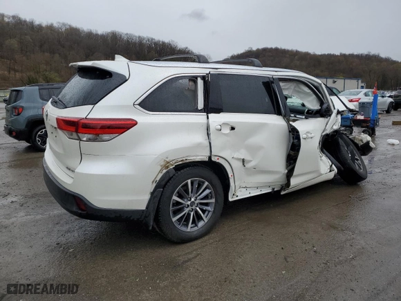 2018 Toyota Highlander SE with VIN 5TDJZRFH3JS523118, listed as a Copart auction lot 52860105 with 0 mi miles and Salvage Title. Bid and sale history available at carsss.com. Image 3.