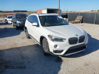 2016 BMW X1 xDrive28i z VIN WBXHT3C33GP881606, wystawiony jako IAAI lot #42241928 z przebiegiem 118 461 mil mil oraz . Historia ofert i sprzedaży dostępna na DreamBid. Obrazek 1.