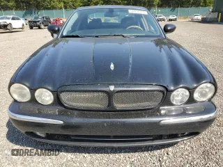 2004 Jaguar XJ R z VIN SAJWA73B44TG20291, wystawiony jako Copart lot #54452375 z przebiegiem 148 491 mil mil oraz Czysty tytuł • Clean title. Historia ofert i sprzedaży dostępna na DreamBid. Obrazek 5.