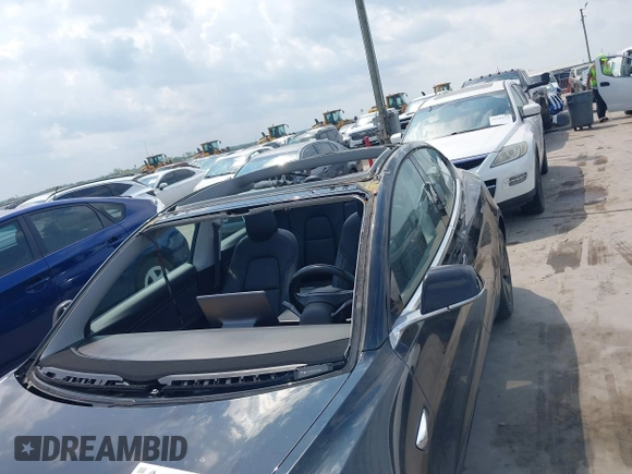 2018 Tesla Model 3 Long Range Battery z VIN 5YJ3E1EB3JF178812, wystawiony jako IAAI lot #42124838 z przebiegiem 124 229 mil mil oraz . Historia ofert i sprzedaży dostępna na DreamBid. Obrazek 6.