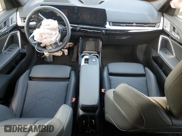 2024 BMW X1 xDrive28i z VIN WBX73EF0XR5017143, wystawiony jako Copart lot #54323325 z przebiegiem 5 411 mil mil oraz Szkoda całkowita • Salvage title. Historia ofert i sprzedaży dostępna na DreamBid. Obrazek 8.