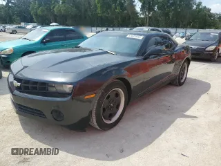 2013 Chevrolet Camaro LS z VIN 2G1FE1E3XD9203020, wystawiony jako Copart lot #57633915 z przebiegiem 164 836 mil mil oraz Szkoda całkowita • Salvage title. Historia ofert i sprzedaży dostępna na DreamBid. Obrazek 1.