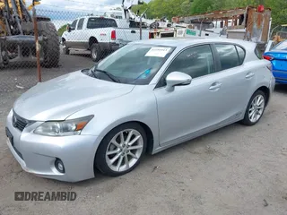 2013 Lexus CT 200h z VIN JTHKD5BH4D2165247, wystawiony jako IAAI lot #42191913 z przebiegiem 113 331 mil mil oraz . Historia ofert i sprzedaży dostępna na DreamBid. Obrazek 2.