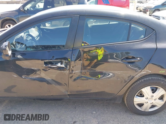 2015 Mazda 3 i Sport z VIN JM1BM1U74F1239306, wystawiony jako IAAI lot #42353133 z przebiegiem 150 051 mil mil oraz . Historia ofert i sprzedaży dostępna na DreamBid. Obrazek 6.