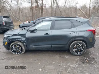 2025 Kia Seltos S z VIN KNDEUCAA1S7740380, wystawiony jako IAAI lot #41735876 z przebiegiem 367 mil mil oraz . Historia ofert i sprzedaży dostępna na DreamBid. Obrazek 14.