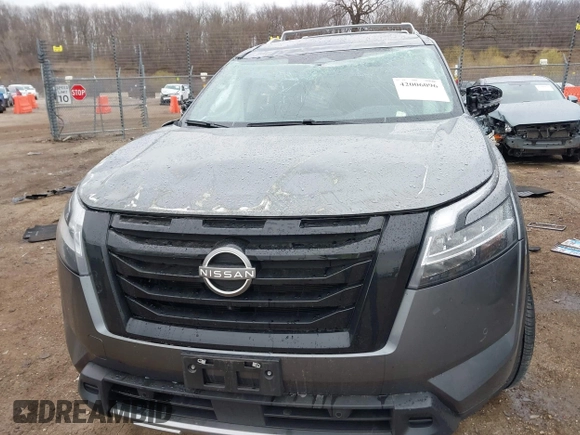 2024 Nissan Pathfinder SL z VIN 5N1DR3CC8RC233291, wystawiony jako IAAI lot #42006096 z przebiegiem 21 839 mil mil oraz . Historia ofert i sprzedaży dostępna na DreamBid. Obrazek 6.