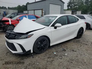 2025 Toyota Camry LE z VIN 4T1DAACK6SU010573, wystawiony jako Copart lot #59791285 z przebiegiem 21 650 mil mil oraz Czysty tytuł • Clean title. Historia ofert i sprzedaży dostępna na DreamBid. Obrazek 1.
