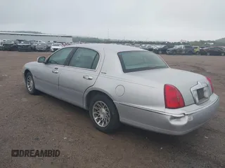 2001 Lincoln Town Car Signature z VIN 1LNHM82WX1Y697831, wystawiony jako IAAI lot #42494909 z przebiegiem 202 805 mil mil oraz . Historia ofert i sprzedaży dostępna na DreamBid. Obrazek 3.