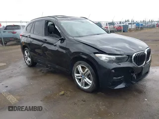 2021 BMW X1 xDrive28i with VIN WBXJG9C01M3M71033, listed as a IAAI auction lot 41723970 with 71,000 mi miles. Bid and sale history available at carsss.com. Image 1.