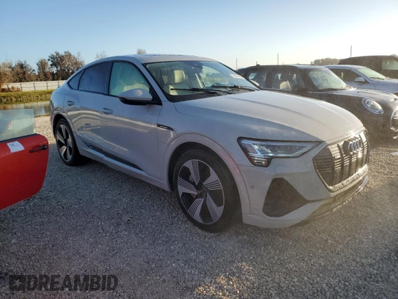 2021 Audi e-tron Sportback Prestige z VIN WA13AAGE4MB018961, wystawiony jako Copart lot #74674294 z przebiegiem Nie podano mil oraz Nie do naprawy • Non repairable. Historia ofert i sprzedaży dostępna na DreamBid. Obrazek 4.