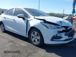 2017 Chevrolet Cruze LS z VIN 1G1BC5SMXH7181536, wystawiony jako IAAI lot #42317266 z przebiegiem 124 380 mil mil oraz . Historia ofert i sprzedaży dostępna na DreamBid. Obrazek 1.