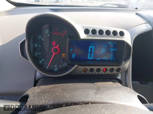2016 Chevrolet Sonic LT z VIN 1G1JC5SH0G4108237, wystawiony jako IAAI lot #42413352 z przebiegiem 196 185 mil mil oraz . Historia ofert i sprzedaży dostępna na DreamBid. Obrazek 7.