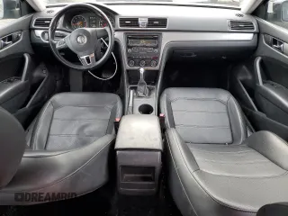 2014 Volkswagen Passat Wolfsburg Edition z VIN 1VWAT7A37EC062768, wystawiony jako Copart lot #81237924 z przebiegiem 109 805 mil mil oraz Szkoda całkowita • Salvage title. Historia ofert i sprzedaży dostępna na DreamBid. Obrazek 8.