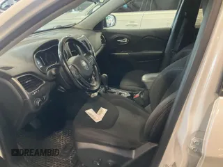2020 Jeep Cherokee Latitude z VIN 1C4PJLCB4LD628070, wystawiony jako IAAI lot #42859811 z przebiegiem 119 307 mil mil oraz . Historia ofert i sprzedaży dostępna na DreamBid. Obrazek 23.