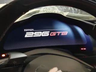 2024 Ferrari 296 GTB z VIN ZFF99SLA6R0303425, wystawiony jako IAAI lot #39193585 z przebiegiem Nie podano mil oraz . Historia ofert i sprzedaży dostępna na DreamBid. Obrazek 7.