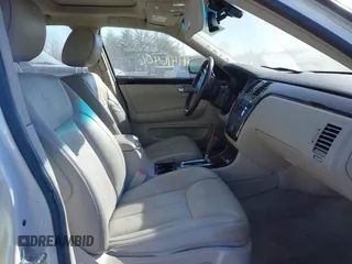 2008 Cadillac DTS 1SD z VIN 1G6KD57YX8U146211, wystawiony jako IAAI lot #41416406 z przebiegiem 141 362 mil mil oraz . Historia ofert i sprzedaży dostępna na DreamBid. Obrazek 5.