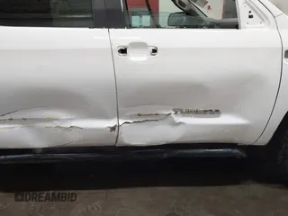 2013 Toyota Tundra z VIN 5TFDY5F13DX313385, wystawiony jako IAAI lot #42200622 z przebiegiem 161 470 mil mil oraz . Historia ofert i sprzedaży dostępna na DreamBid. Obrazek 18.