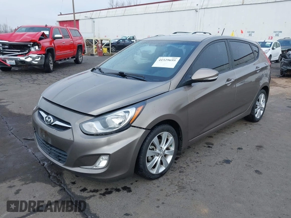 2013 Hyundai Accent SE z VIN KMHCU5AE1DU079830, wystawiony jako IAAI lot #41529695 z przebiegiem 105 637 mil mil oraz . Historia ofert i sprzedaży dostępna na DreamBid. Obrazek 17.