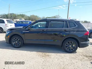 2024 Volkswagen Tiguan SE z VIN 3VV3B7AX8RM192033, wystawiony jako IAAI lot #41568271 z przebiegiem 2 851 mil mil oraz . Historia ofert i sprzedaży dostępna na DreamBid. Obrazek 14.