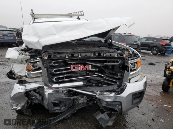 2018 GMC Sierra 2500HD z VIN 1GT12REG1JF126729, wystawiony jako Copart lot #84289454 z przebiegiem Nie podano mil oraz Szkoda całkowita • Salvage title. Historia ofert i sprzedaży dostępna na DreamBid. Obrazek 5.