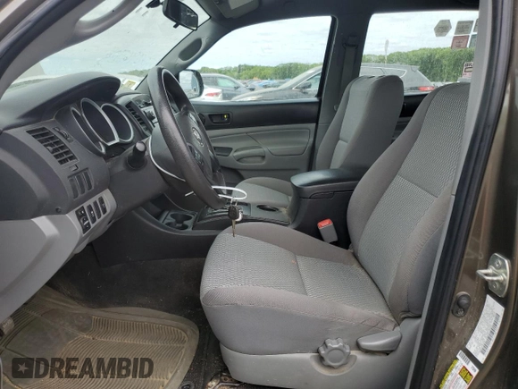 2012 Toyota Tacoma z VIN 3TMLU4ENXCM103392, wystawiony jako Copart lot #57296535 z przebiegiem 80 217 mil mil oraz Czysty tytuł • Clean title. Historia ofert i sprzedaży dostępna na DreamBid. Obrazek 7.