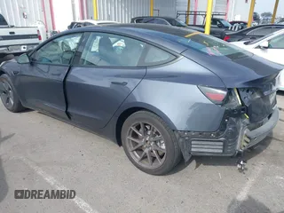 2023 Tesla Model 3 z VIN 5YJ3E1EA0PF577869, wystawiony jako IAAI lot #41468956 z przebiegiem 38 760 mil mil oraz . Historia ofert i sprzedaży dostępna na DreamBid. Obrazek 3.