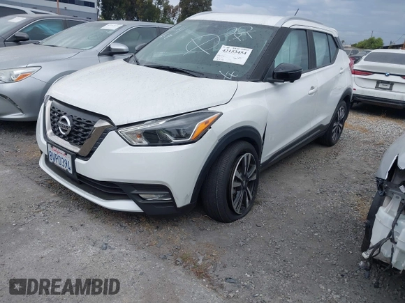 2020 Nissan Kicks SR z VIN 3N1CP5DV2LL543887, wystawiony jako IAAI lot #42153454 z przebiegiem 25 573 mil mil oraz . Historia ofert i sprzedaży dostępna na DreamBid. Obrazek 2.