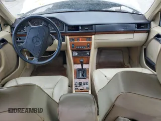 1992 Mercedes-Benz 300 with VIN WDBEA30E0NB570638, listed as a Copart auction lot 52357325 with 122,782 mi miles and Clean Title. Bid and sale history available at DreamBid. Image 8.