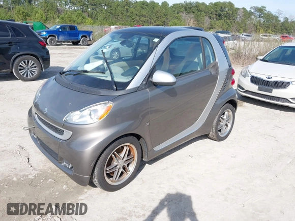 2012 Smart fortwo Pure z VIN WMEEJ3BA9CK557221, wystawiony jako IAAI lot #41828029 z przebiegiem 54 516 mil mil oraz . Historia ofert i sprzedaży dostępna na DreamBid. Obrazek 2.