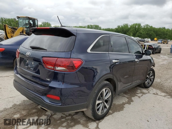 2020 Kia Sorento S z VIN 5XYPG4A5XLG612720, wystawiony jako Copart lot #55496335 z przebiegiem 98 995 mil mil oraz Czysty tytuł • Clean title. Historia ofert i sprzedaży dostępna na DreamBid. Obrazek 3.