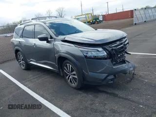 2024 Nissan Pathfinder Platinum z VIN 5N1DR3DH5RC249989, wystawiony jako IAAI lot #41875666 z przebiegiem 4 218 mil mil oraz . Historia ofert i sprzedaży dostępna na DreamBid. Obrazek 1.