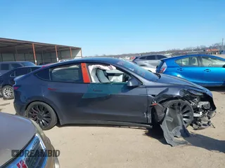 2022 Tesla Model Y Performance z VIN 7SAYGDEF8NF494753, wystawiony jako IAAI lot #41692464 z przebiegiem 14 616 mil mil oraz . Historia ofert i sprzedaży dostępna na DreamBid. Obrazek 13.