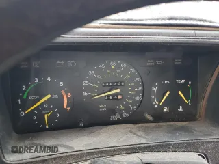 1987 Saab 900 z VIN YS3AR35J5H3010183, wystawiony jako Copart lot #70003404 z przebiegiem 138 740 mil mil oraz Czysty tytuł • Clean title. Historia ofert i sprzedaży dostępna na DreamBid. Obrazek 9.