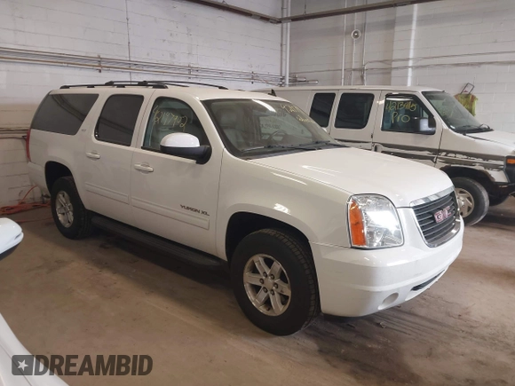 2013 GMC Yukon XL SLT with VIN 1GKS2KE70DR273126, listed as a IAAI auction lot 42147902 with 233,032 mi miles. Bid and sale history available at carsss.com. Image 1.