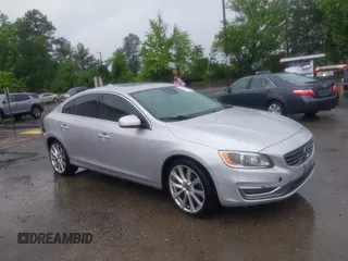 2016 Volvo S60 T5 Drive-E Platinum z VIN LYV402FMXGB087958, wystawiony jako IAAI lot #42220244 z przebiegiem 197 542 mil mil oraz . Historia ofert i sprzedaży dostępna na DreamBid. Obrazek 1.